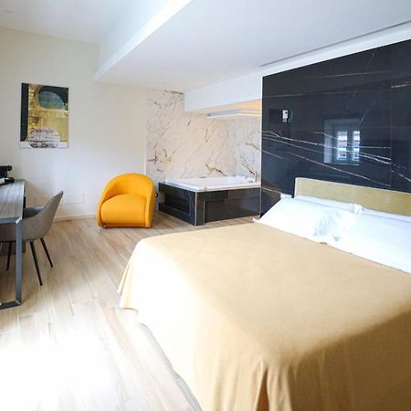 Municipio Luxury Suite Napoli Bagian luar foto