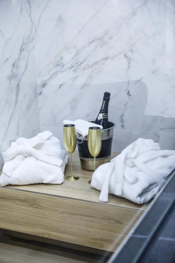 Municipio Luxury Suite Napoli Bagian luar foto