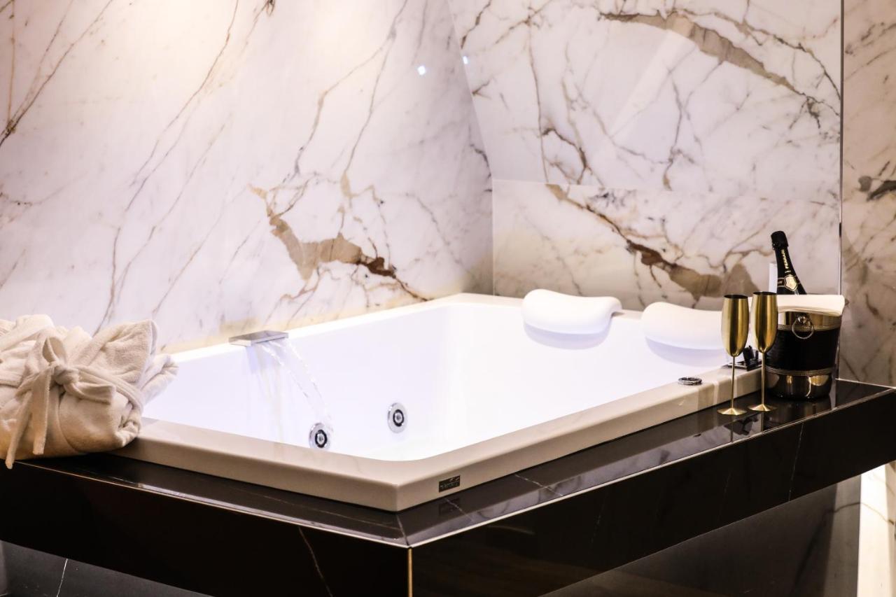 Municipio Luxury Suite Napoli Bagian luar foto