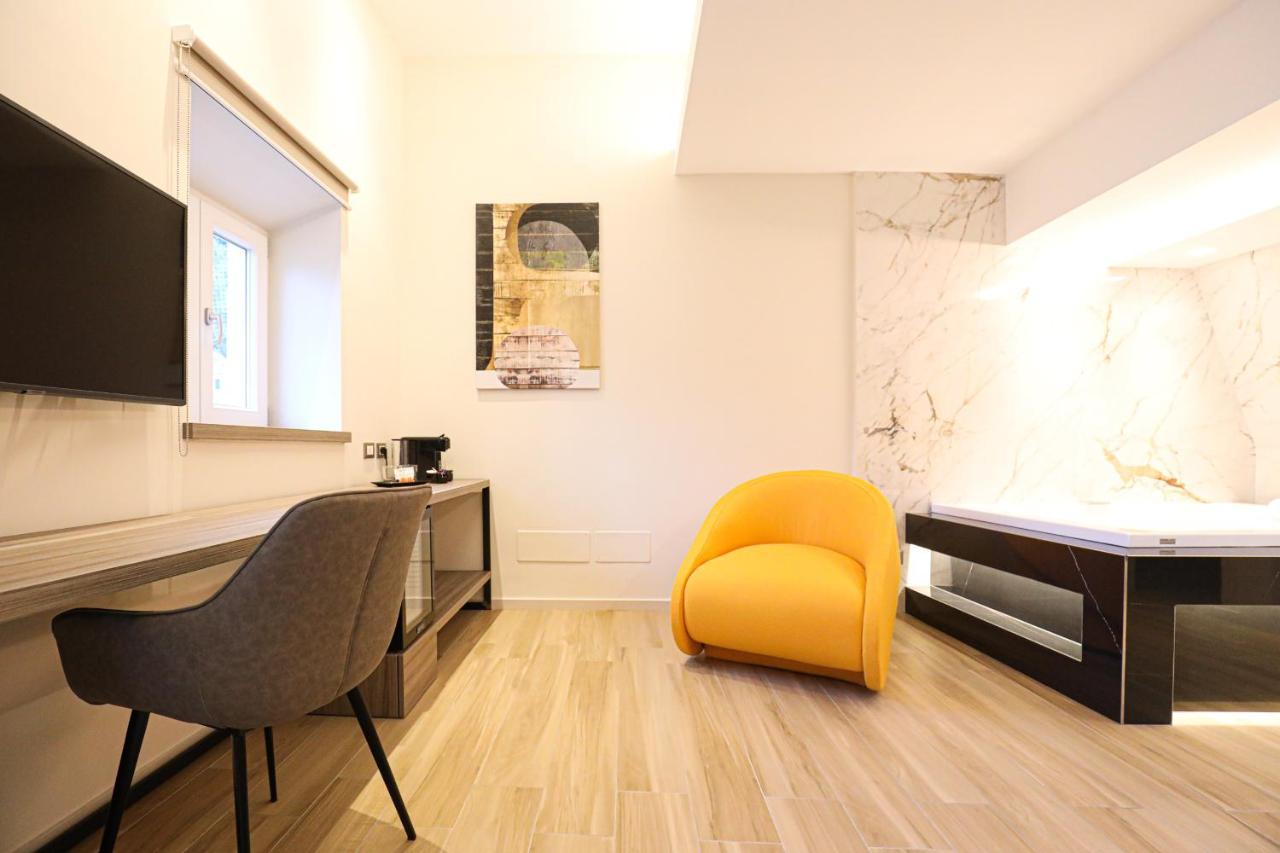 Municipio Luxury Suite Napoli Bagian luar foto